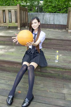 摸腿吻戏